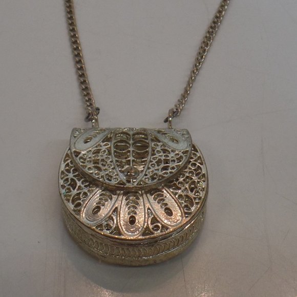 Jewelry - Unbranded Silvertone Purse Opens/Closes Very Ornate Design Adj to 18" Necklace